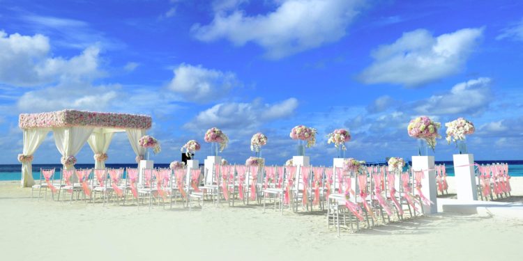 8 Benefits Provided by a Hawaiian Destination Wedding Planner